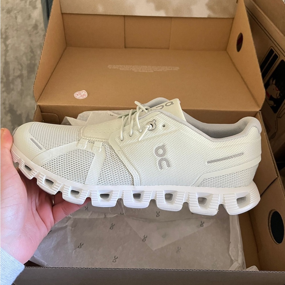 Women’s On Cloud sneakers - size 9.5 white - brand new with box